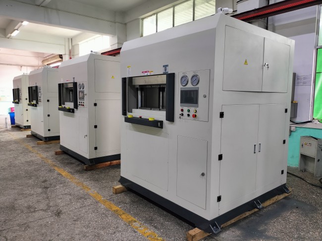 碳纖維熱壓成型機在新能源汽車、鋰電池、光伏產業(yè)的應用